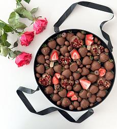 Фруктовый бокс "Rihanna" клубника, бананы, голубика и гранаты в шоколаде