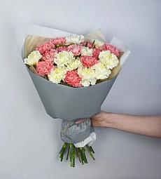 Букет из 35 нежных гвоздик разных цветов