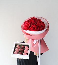 Сет "Алая любовь"  букет из роз и клубника в шоколаде