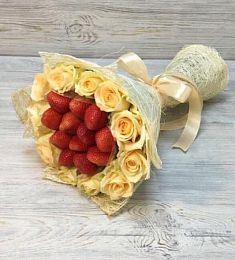 Букет из ягод и цветов "Сладкая ягодка"