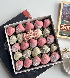 Клубничный бокс "Сладость" из клубники в белом и розовом шоколаде