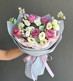 Композиция "Иммерсив" с дельфиниумом, розами и лизиантусом