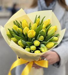 Букет из 25 пионовидных жёлтых тюльпанов