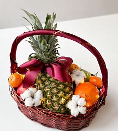 Фруктовая корзина "Праздник" с ананасом, цитрусовыми и яблоками