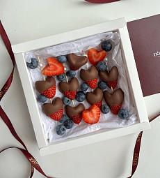 Клубничный бокс "Сердечки на палочке M"