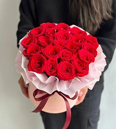 Композиция "Luminous Harmony" из 21 красной розы в коробке