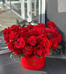 Букет "Королевская грация" из красных роз и нобилиса