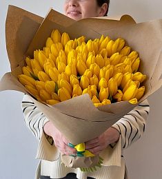 101 жёлтый тюльпан в крафтовом оформлении