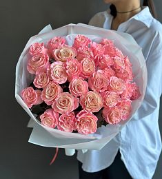 Букет из 35 блестящих роз в оформлении