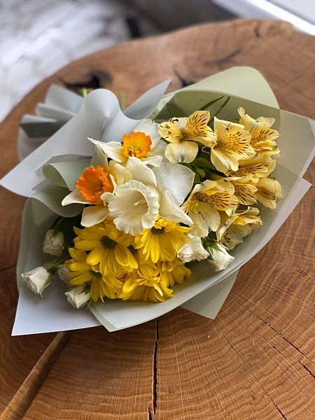SPRING 9.0 букет из нарциссов и альстромерий 1