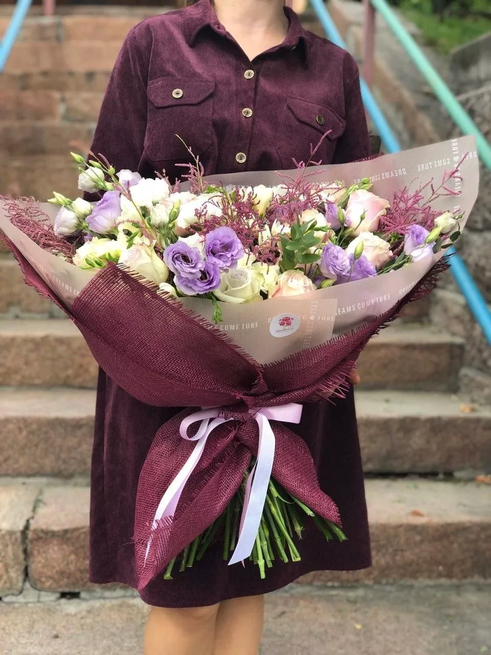 Букет "Цветочная Ария" из роз, фрезии, гвоздик, Лизиантуса и Астильбы