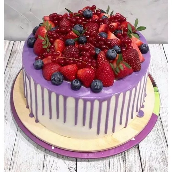 Бисквитный торт с начинкой в ягодном оформлении