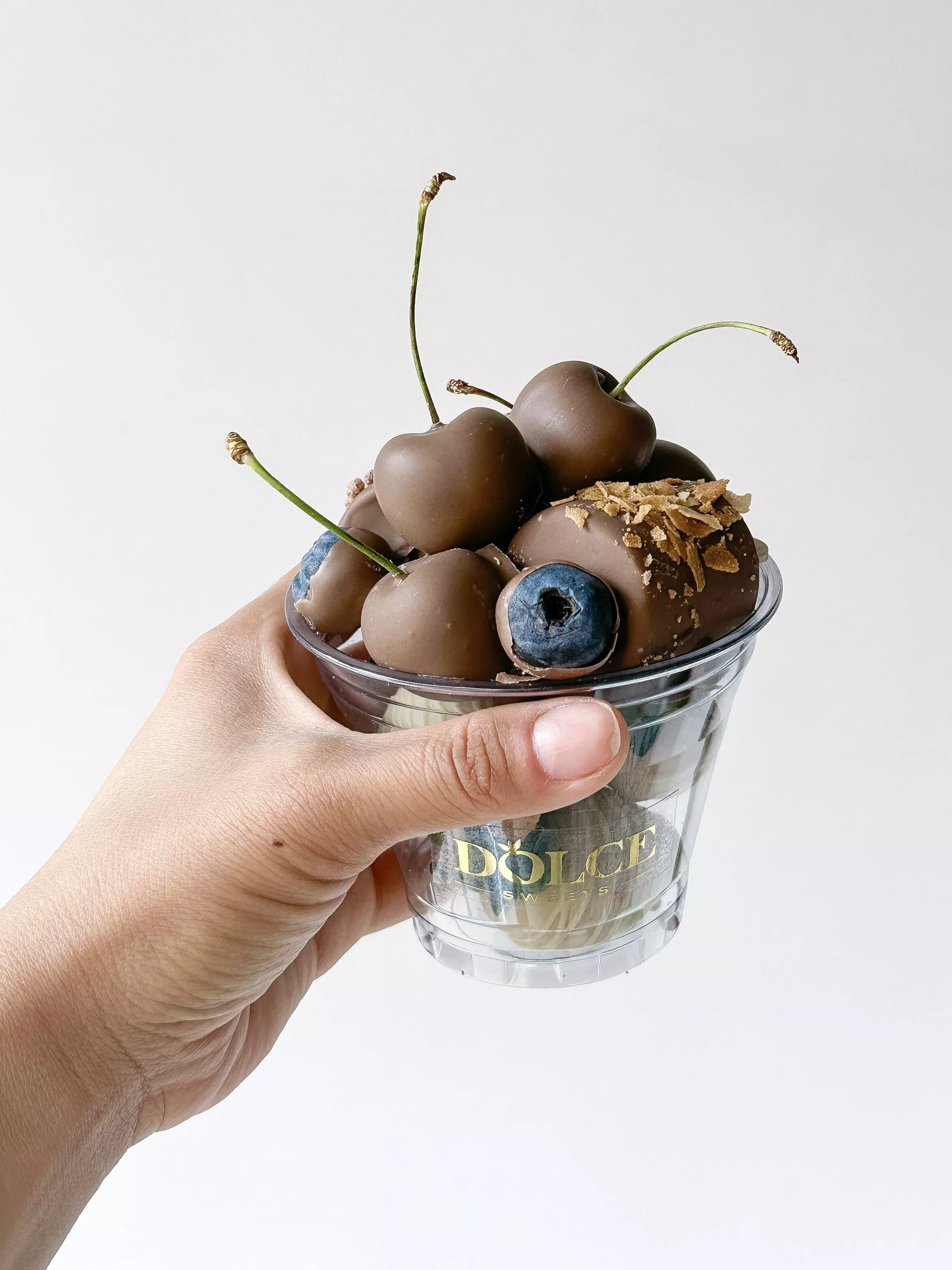 "Стакан Ассорти" клубника, голубика, банан и черешня в шоколаде