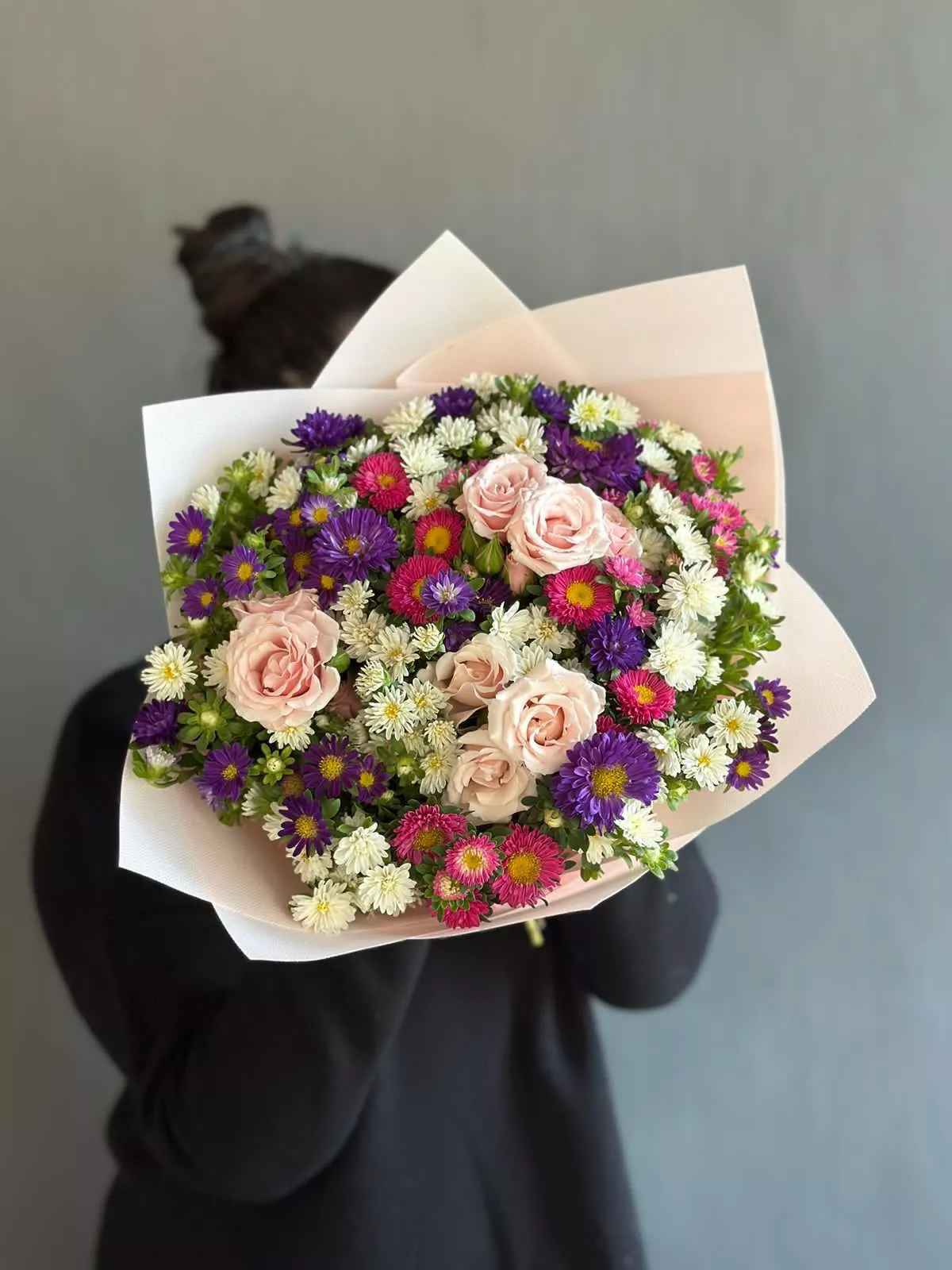 Букет "Астрид" из астры и роз