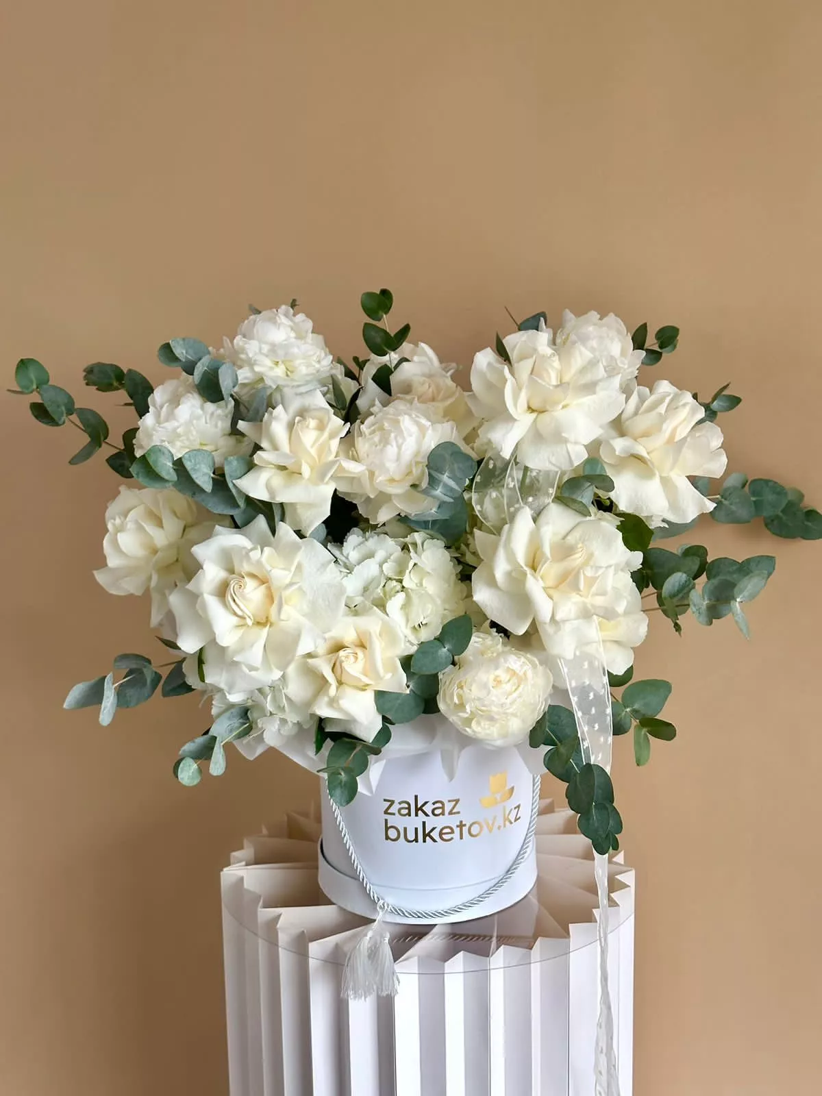 Композиция "Ароматное наслаждение" с гортензией, розой, пионом и эвкалиптом в коробке