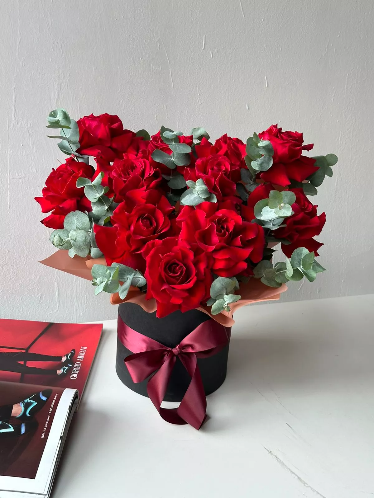 Композиция "Тайна Цветущей Ночи" из 11 красных роз с эвкалиптом