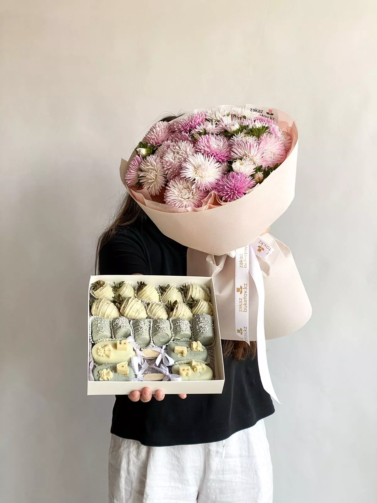 Сет 'Schoolastic' букет астр и фрукты в шоколаде