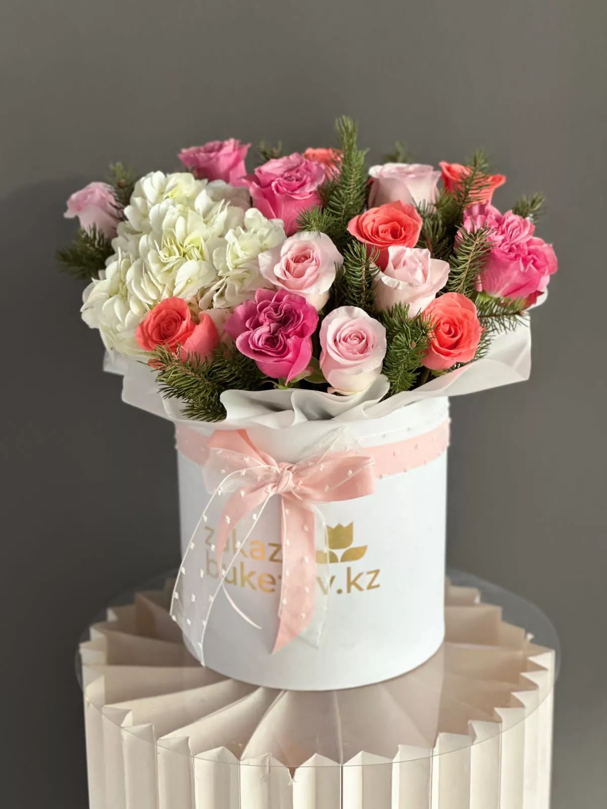 Композиция "Зимний Вальс" из гортензии, роз и нобилиса