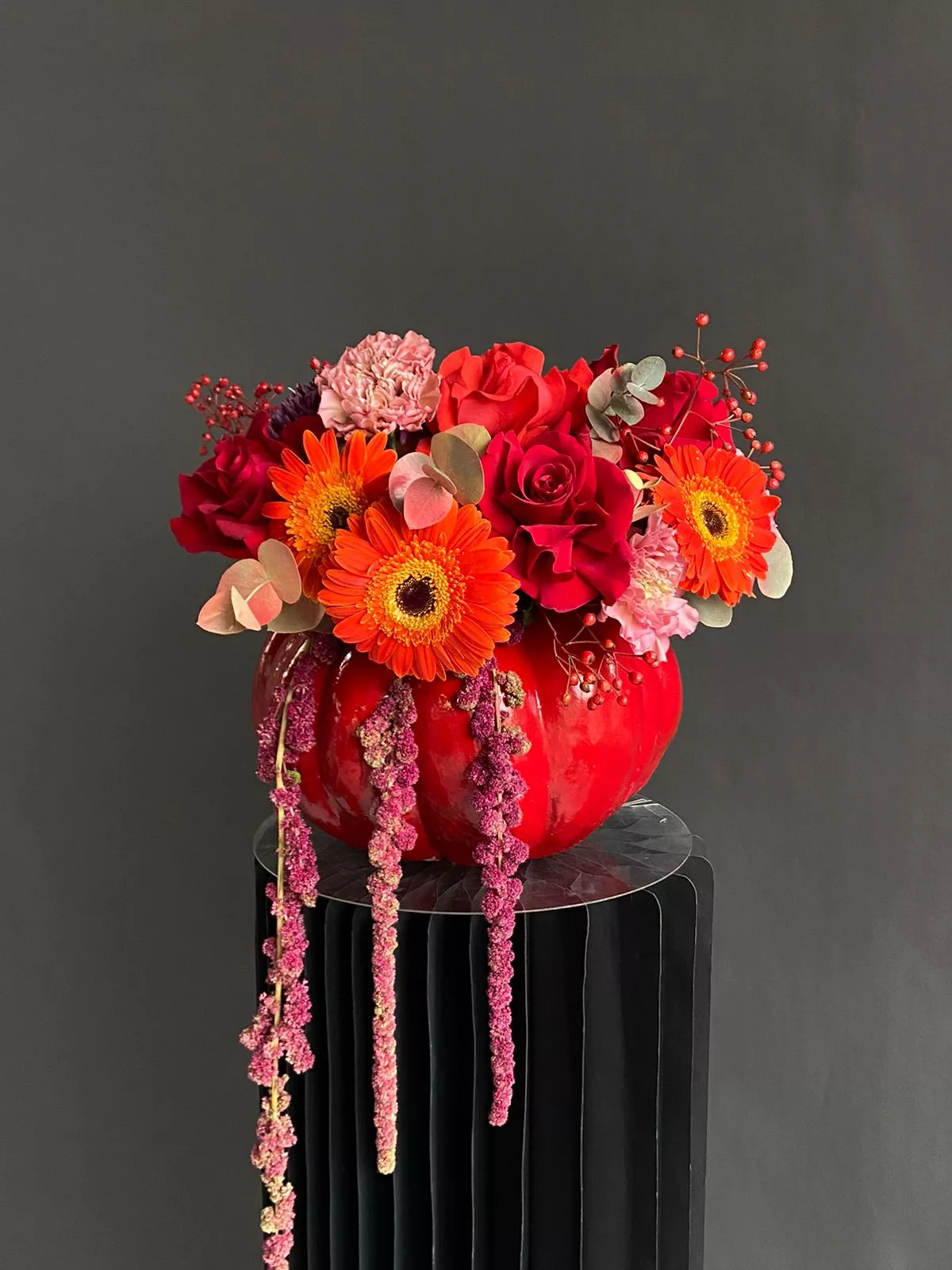 Композиция в тыкве "Брисбен" из гербер, гвоздик, роз и амаранта