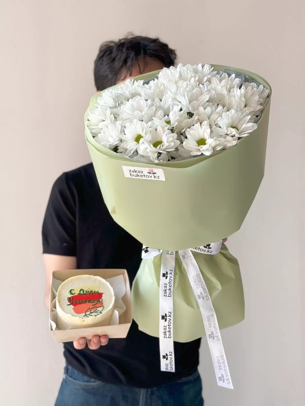 Сет "Учителю" букет хризантем и бенто тортик