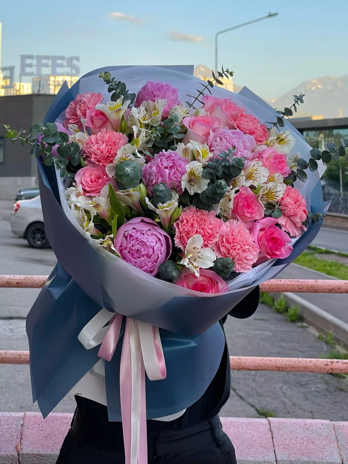 Букет "Одажио" из альстромерий, роз, пионов и гвоздик