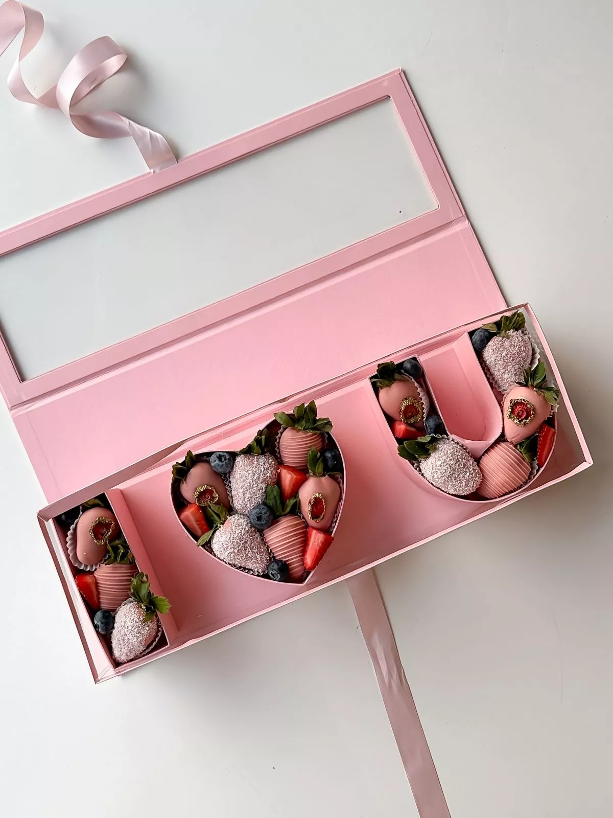 Клубничный бокс "I LOVE U" PINK 3.0 клубника в итальянском шоколаде