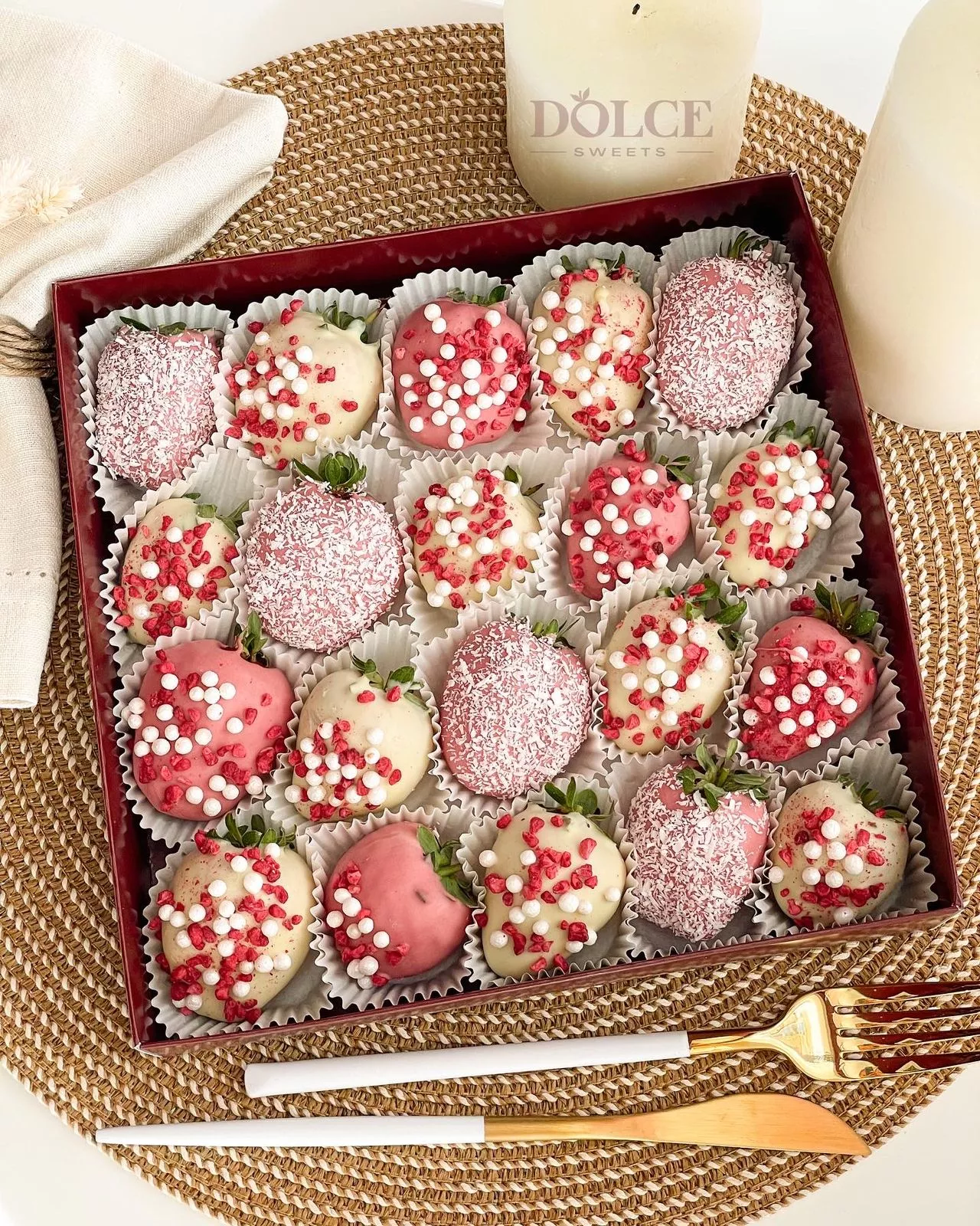 Клубничный бокс "Ягодный мусс" клубника в белом и розовом шоколаде