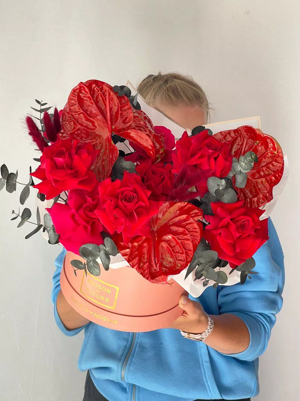 Композиция "Багрия" из роз и антуриума