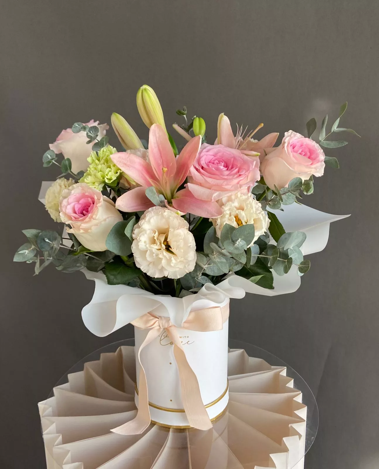 Композиция "Йошико" из роз, гвоздик, лизиантусов и лилий