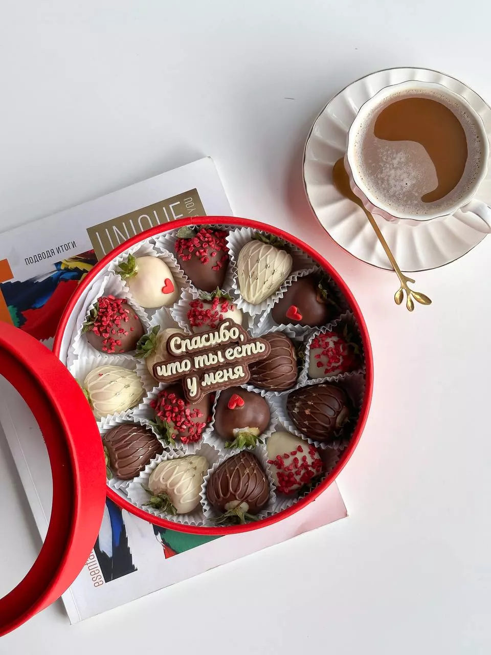 Клубничный бокс "Модерн" M клубника в белом и молочном шоколаде