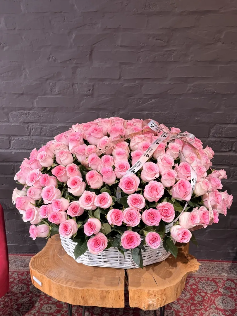 175 роз в корзине 