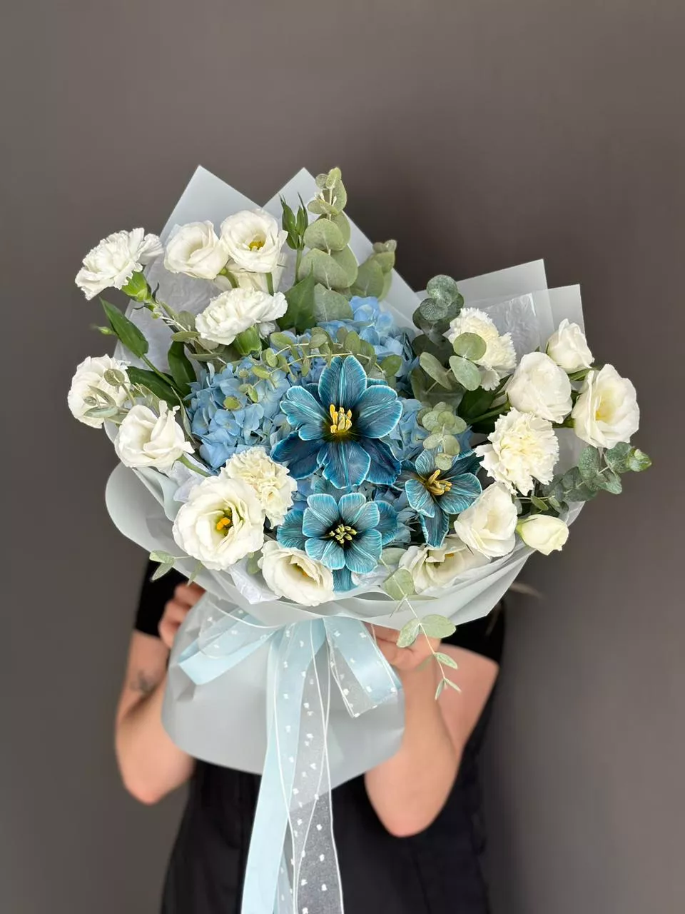 Букет "A Touch of Spring" из гвоздик, гортензии, лизиантусов и тюльпанов