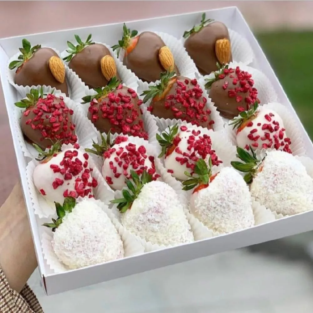 Клубничный бокс "Choco Fusion" клубника в белом и молочном шоколаде