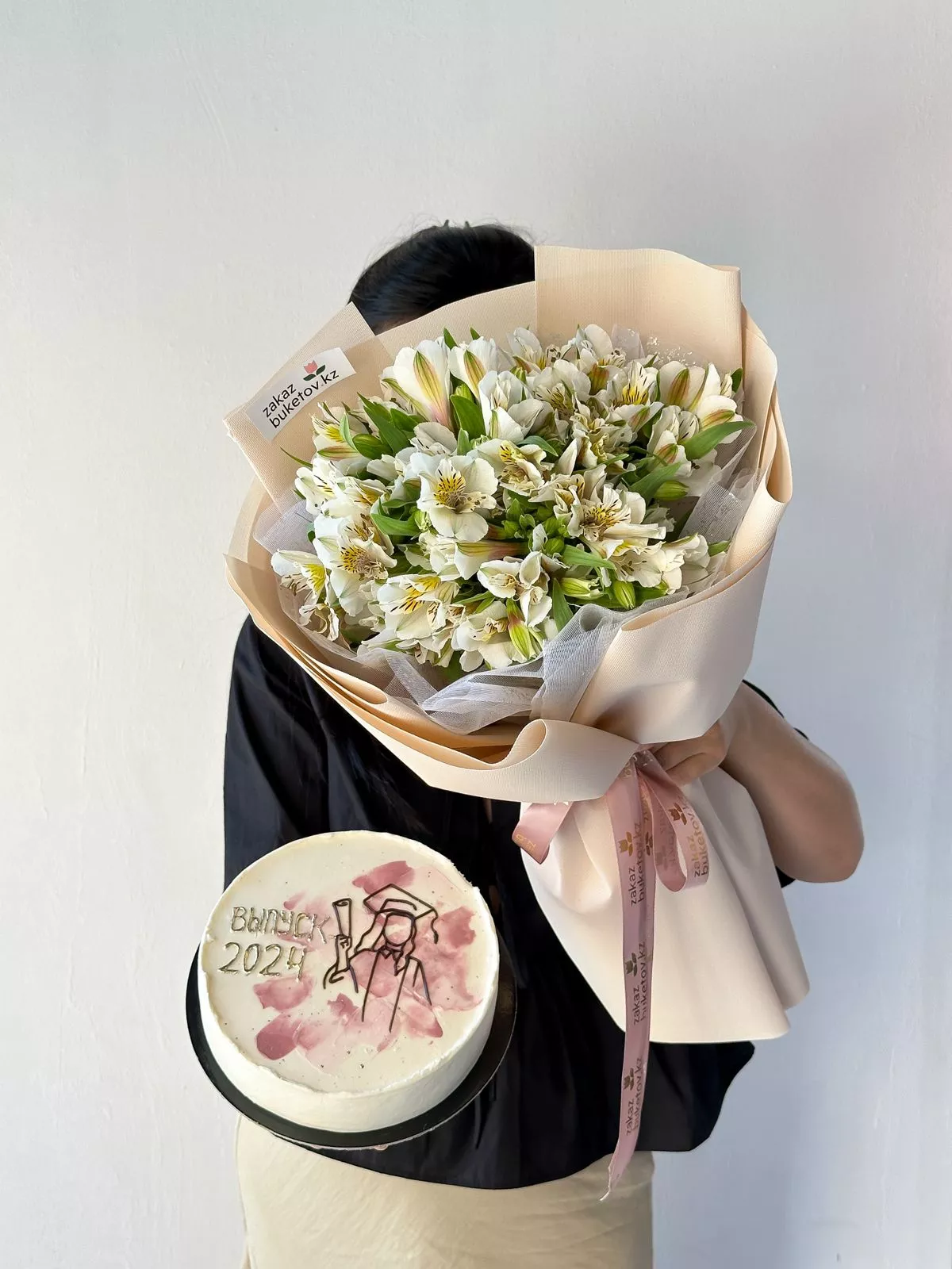 Сет "Летние каникулы" M букет альстромерий и тортик