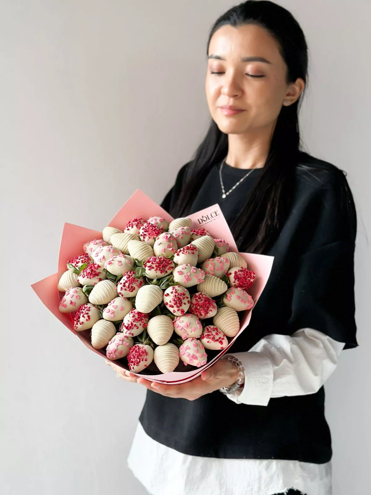 Клубничный конус "Первый поцелуй" из клубники в белом шоколаде