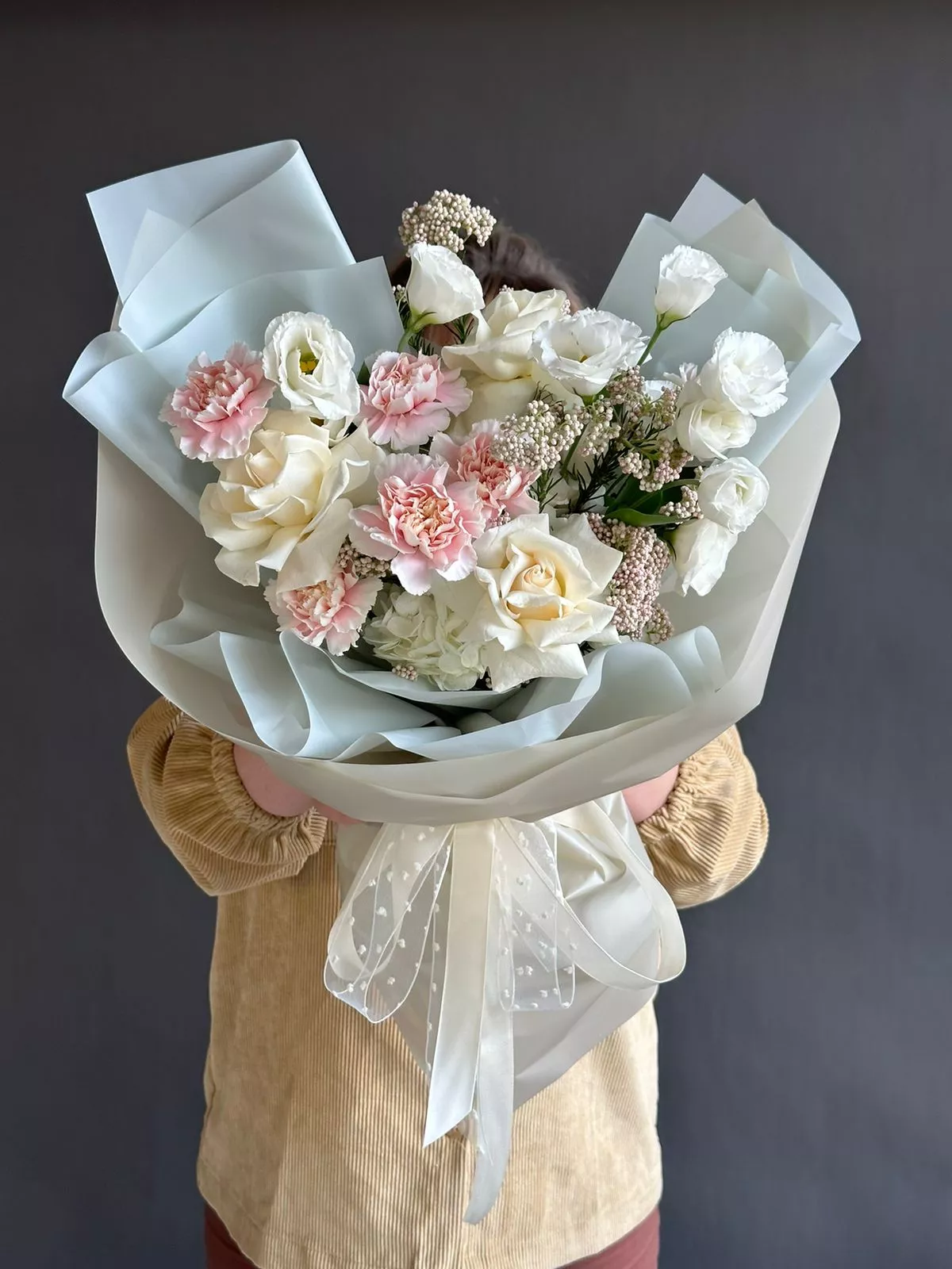 Композиция "Beladonna" из гвоздик, лизиантусов, роз и гортензии