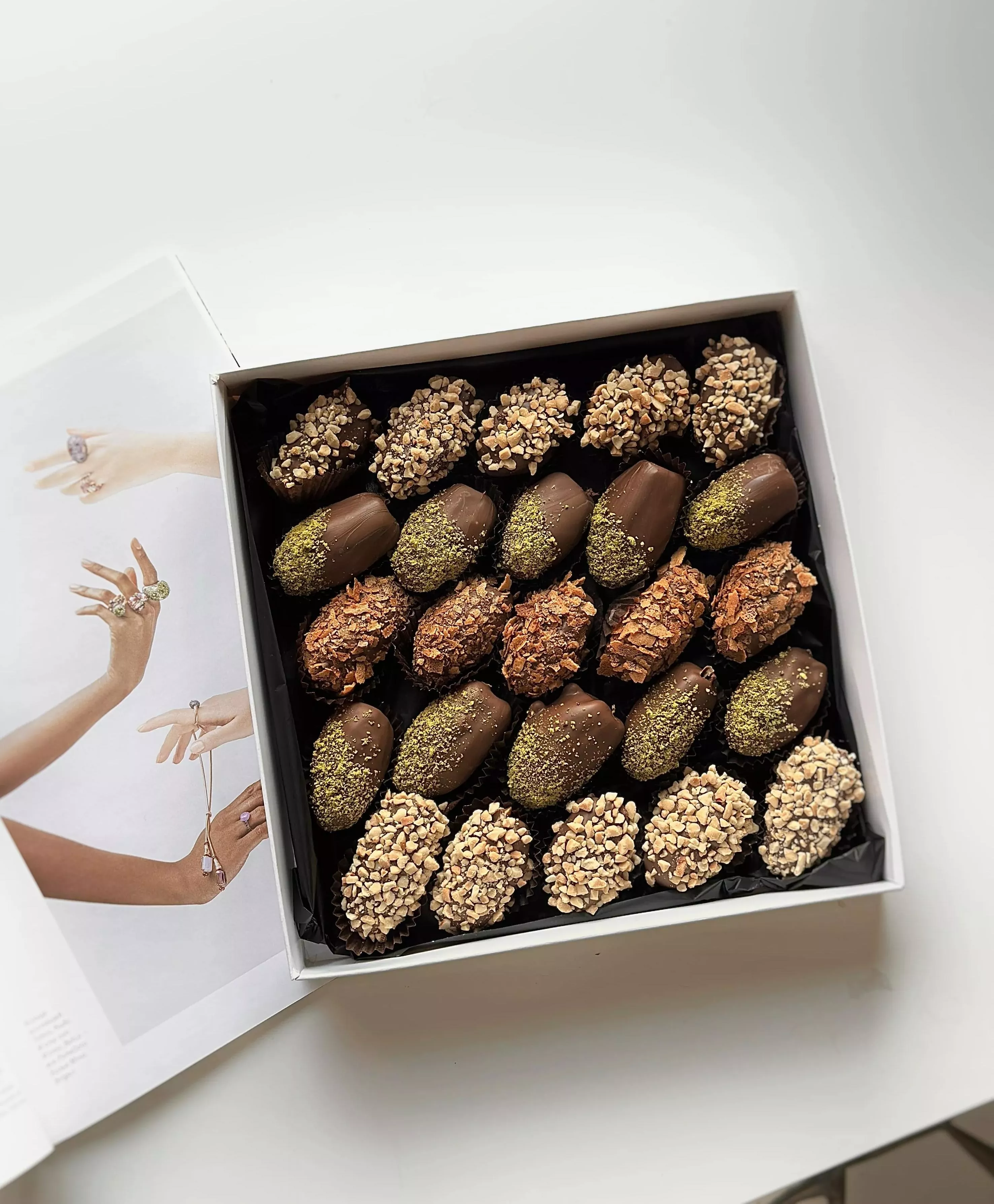 Финиковый бокс "Golden" финики в молочном шоколаде 