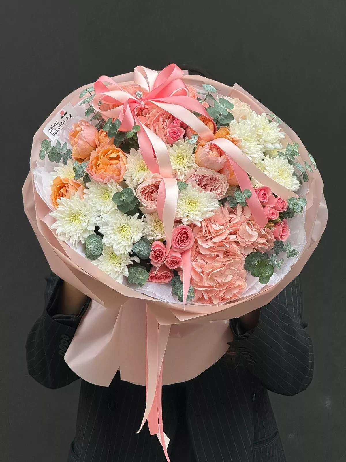 Букет "Грэйс" из гортензий, хризантем и роз