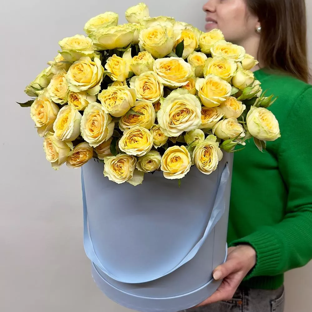 Композиция из желтых пионовидных роз в шляпной коробке