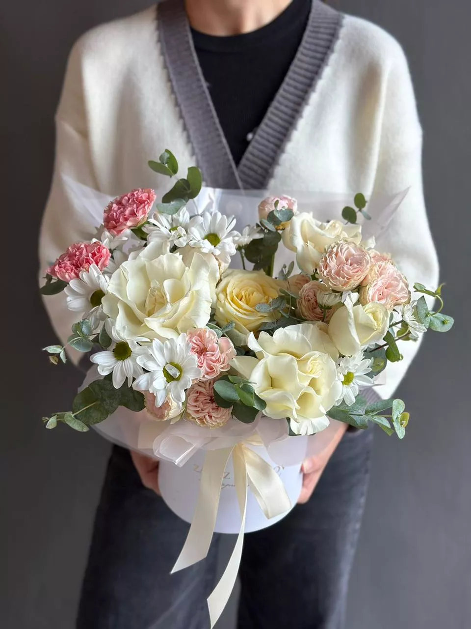 Композиция "Celestial Embrace" из гвоздики, роз, хризантем и пионов в коробке