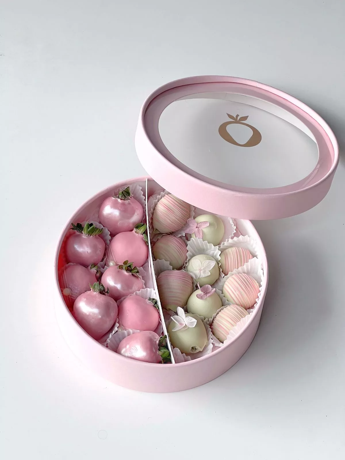 Бокс "Космея" клубника и виноград в шоколаде