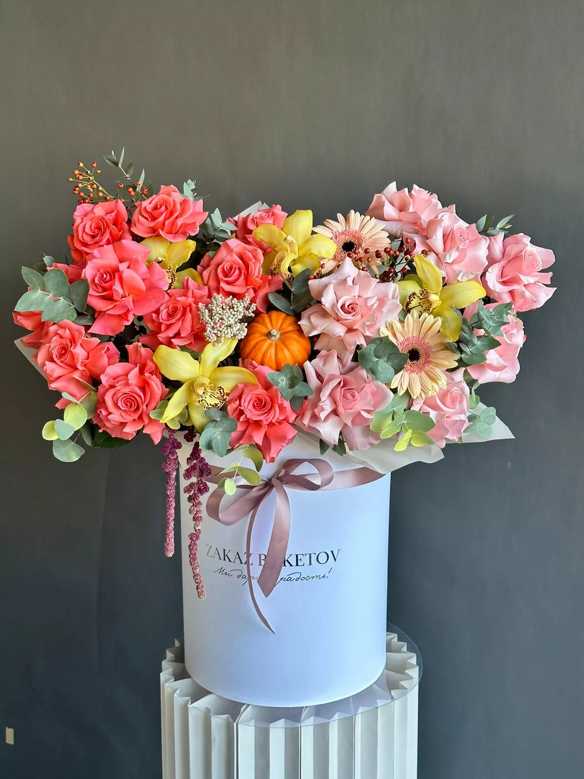 Композиция "Королева Виктория" из роз, гербер, орхидей и кукурбиты в коробке