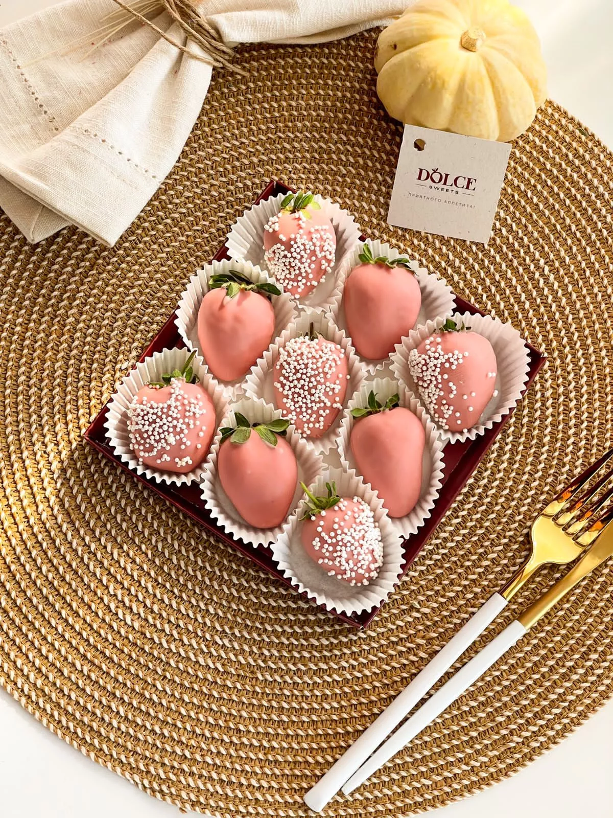 Клубничный бокс "Мороженое" клубника в розовом шоколаде