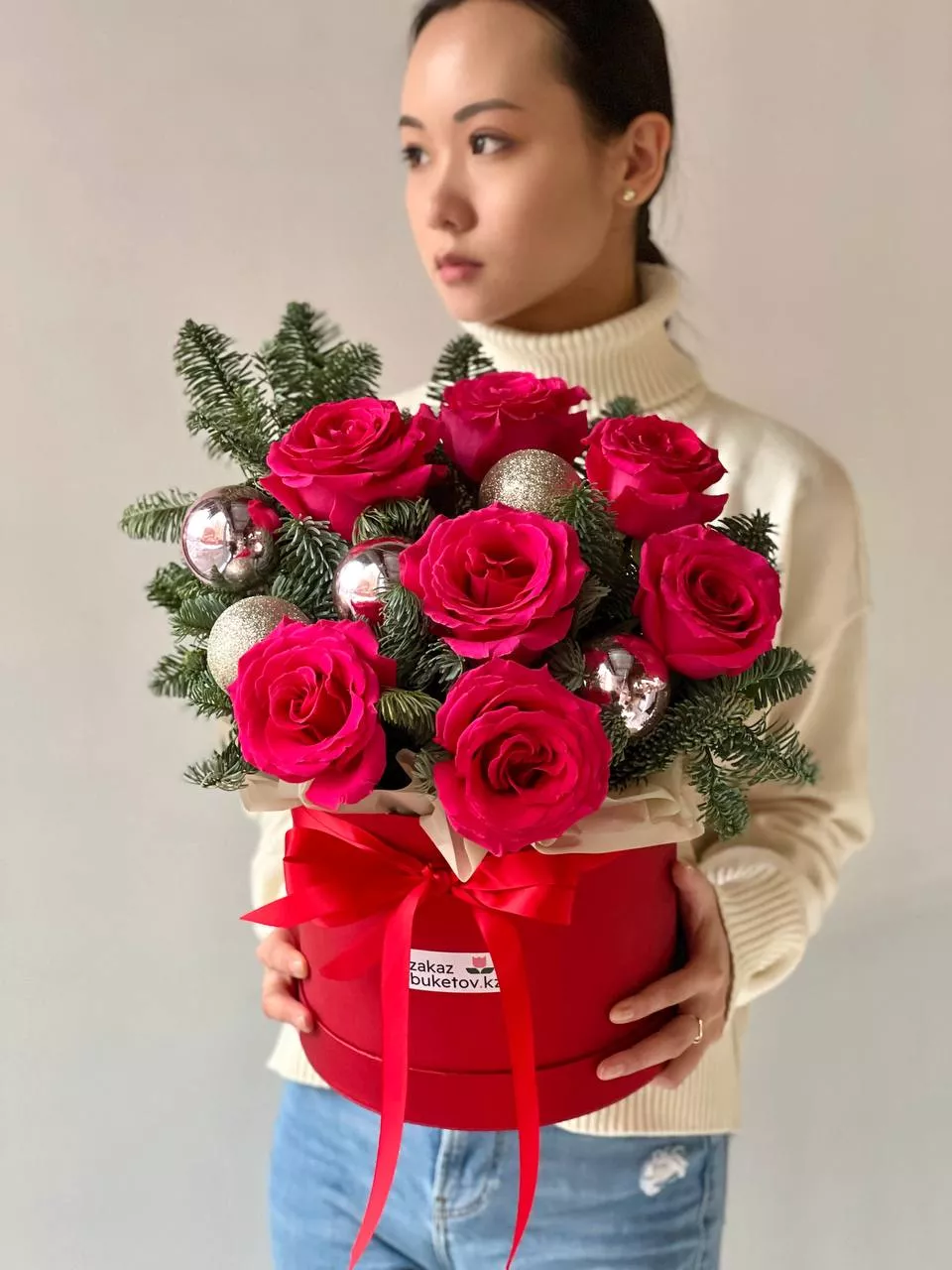 Новогодняя композиция с розами и нобилисом "Зимняя сказка"