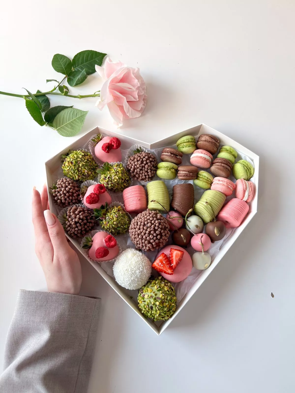 Фруктовый микс "Delicious" клубника, вишня и бананы в шоколаде с пирожными