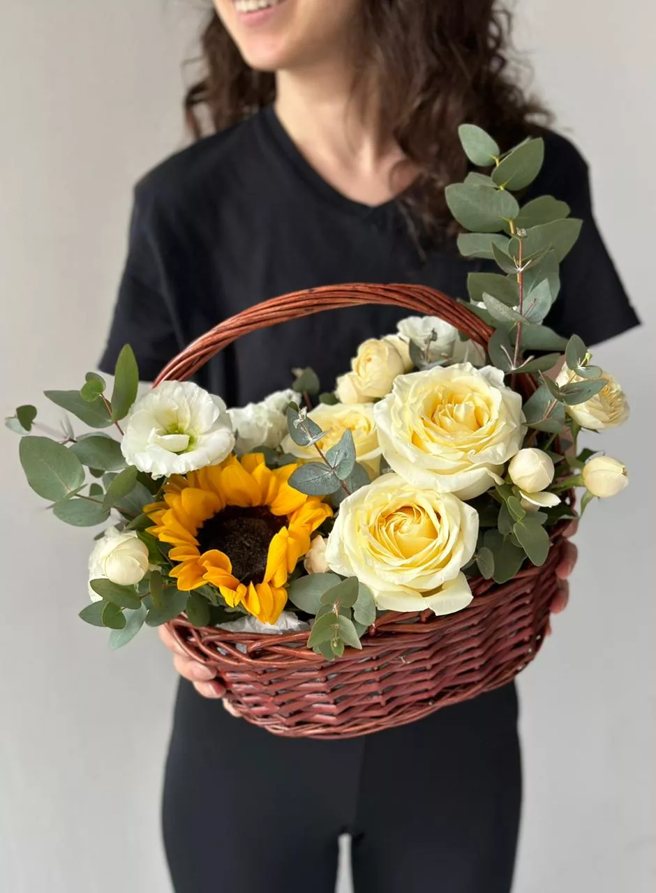 Композиция "Ароматная корзина" розой, лизиантусом и подсолнухом
