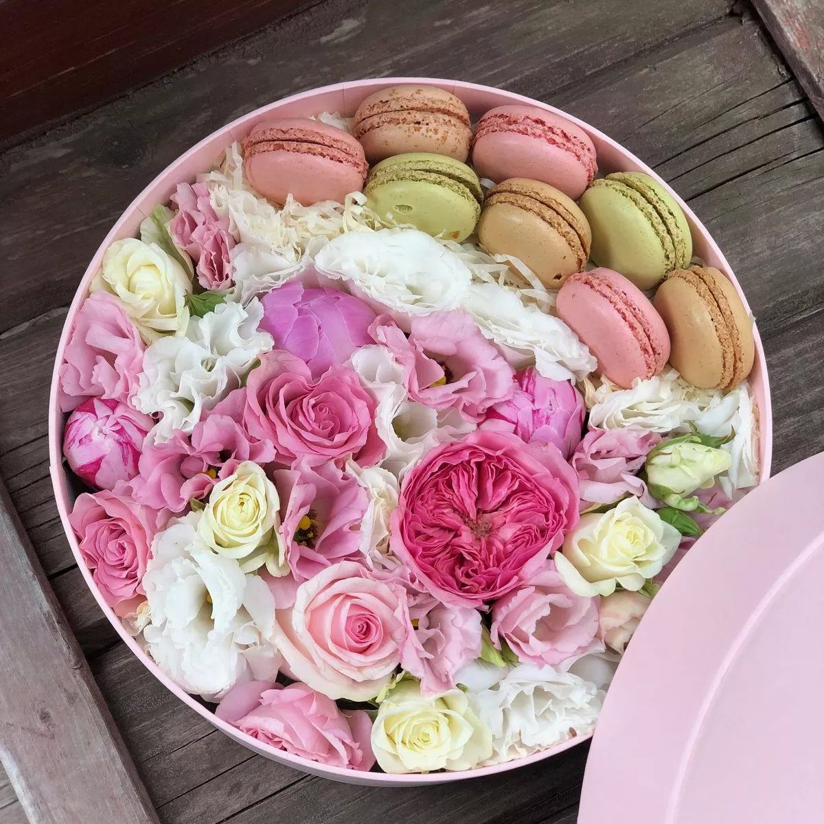 Букет "Бостон" из цветов и макарун