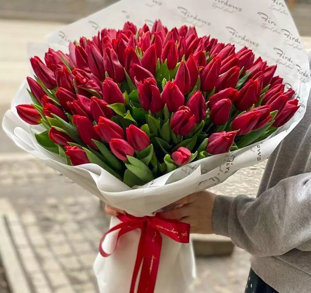 101 красный тюльпан в оформлении