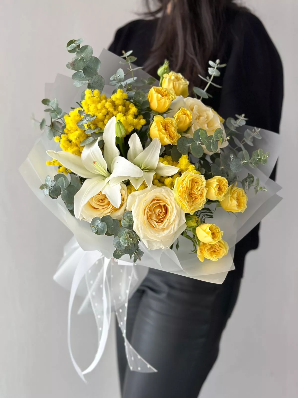 Букет "Lionel" из роз, лилий и мимозы