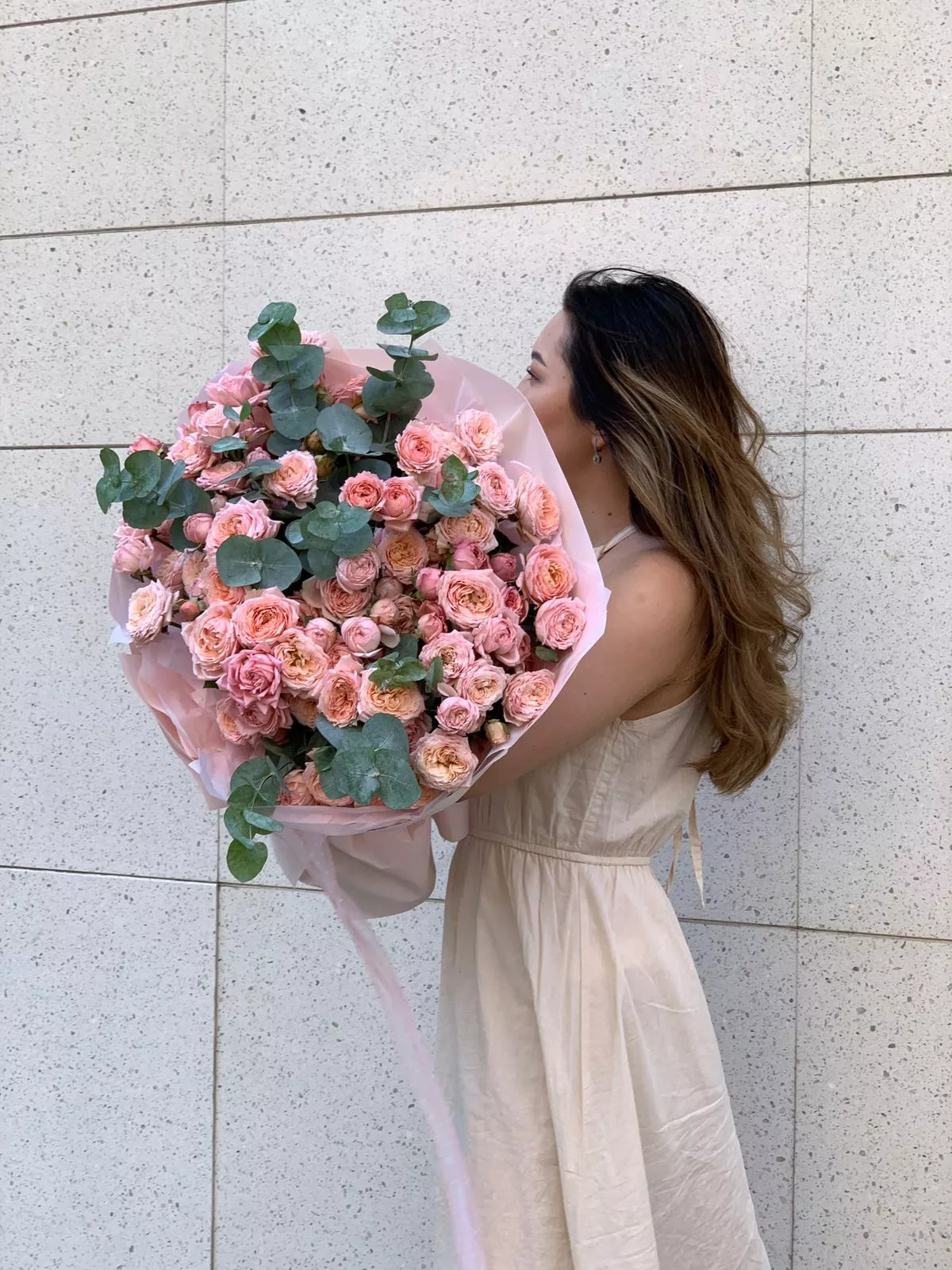 Букет "Забота" из пионовидных спрей роз и эвкалипта